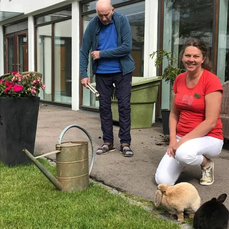 HAGE: Her er avdelingsleder ved Økernhjemmet, Monica Furulund, sammen med en av beboerene ute i hagen. HAGE: Her er avdelingsleder ved Økernhjemmet, Monica Furulund, sammen med en av beboerene ute i hagen.