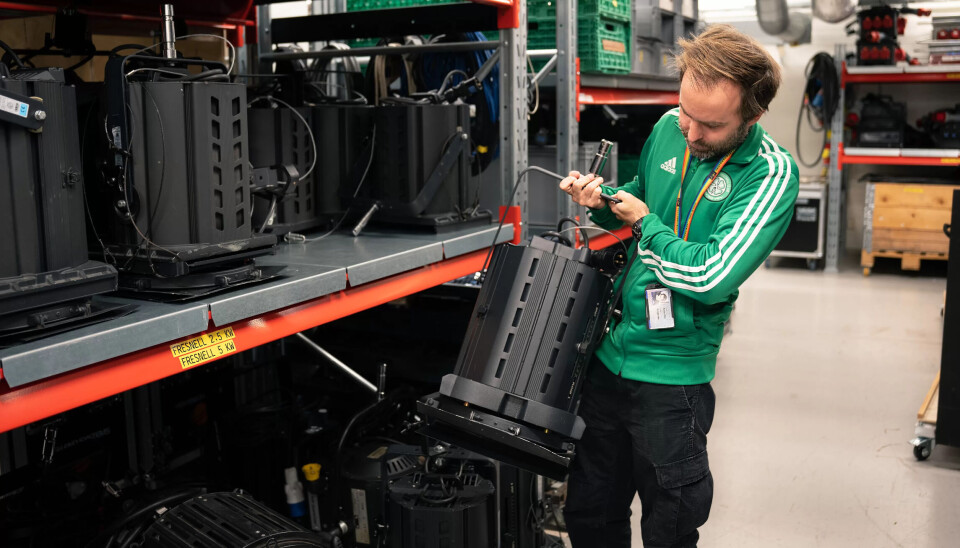 Utstyret Ringerike og andre scenearbeidere løfter i sitt arbeid, er ofte svært tungt og kan gjøre stor skade hvis det ikke sikres ordentlig. Utstyret Ringerike og andre scenearbeidere løfter i sitt arbeid, er ofte svært tungt og kan gjøre stor skade hvis det ikke sikres ordentlig.