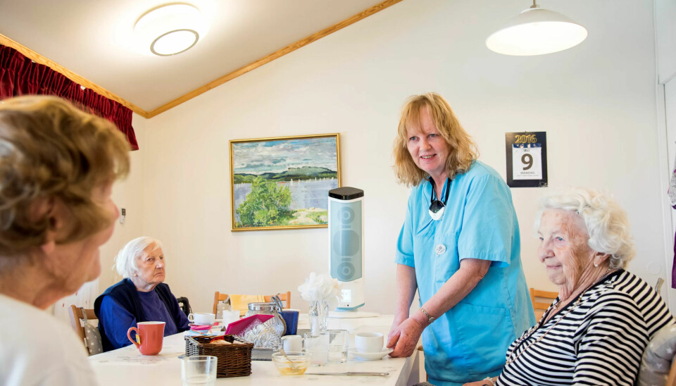 INGEN ROPING: Lise Skovli har mikrofonen rundt halsen og høyttaleren et stykke unna når hun snakker med Gunvor Dahl (t.v.), Berit Borgendahl og Liv Tangvald-Pedersen. Alle snakker med rolige stemmer og alle hører hverandre godt. INGEN ROPING: Lise Skovli har mikrofonen rundt halsen og høyttaleren et stykke unna når hun snakker med Gunvor Dahl (t.v.), Berit Borgendahl og Liv Tangvald-Pedersen. Alle snakker med rolige stemmer og alle hører hverandre godt.