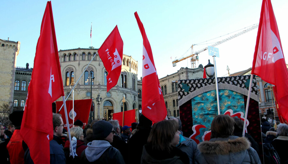 FLAGG. Både Fagforbundets flagg og fane var å se på strekemarkeringen. FLAGG. Både Fagforbundets flagg og fane var å se på strekemarkeringen.