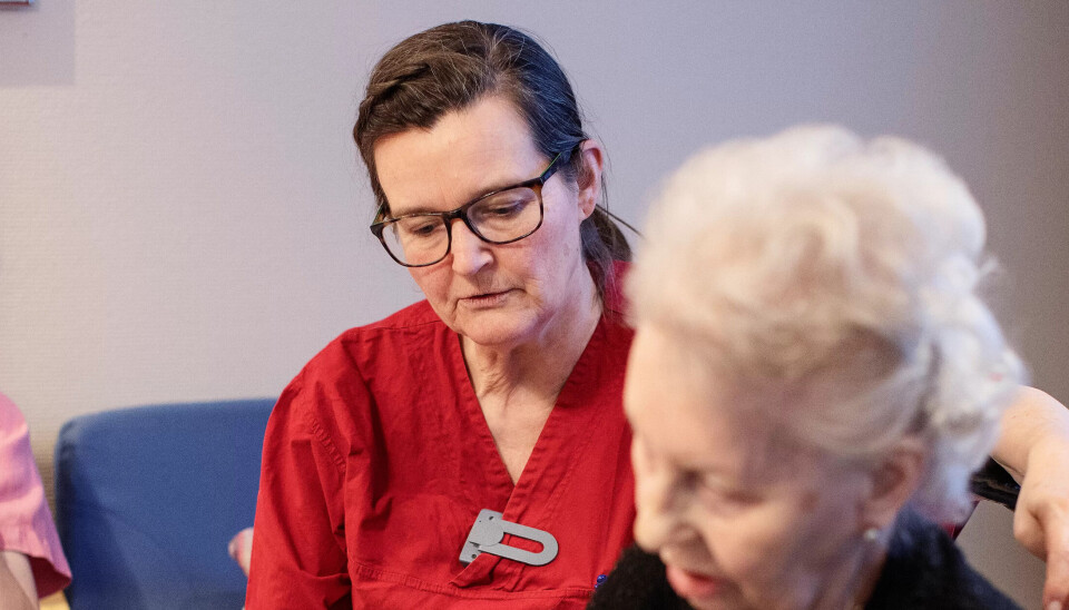 Elsker sitt nye sykepleierliv: Sykepleier Ann Myhre sa opp jobben etter 16 år i offentlig helsevesen for å bli omreisende vikar. De siste tre månedene har hun vært i Havøysund, blant annet på sykehjemmet hvor Fagforbund-medlem Eldbjørg Mathisen (84) er pasient. Elsker sitt nye sykepleierliv: Sykepleier Ann Myhre sa opp jobben etter 16 år i offentlig helsevesen for å bli omreisende vikar. De siste tre månedene har hun vært i Havøysund, blant annet på sykehjemmet hvor Fagforbund-medlem Eldbjørg Mathisen (84) er pasient.