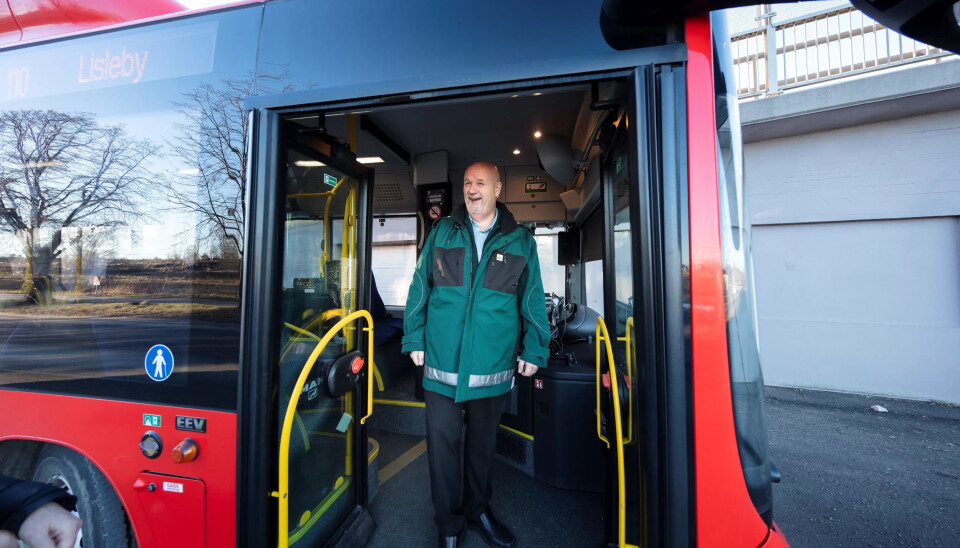 Derfor har bussjåfør Tom sluttet å sjekke om du har billett