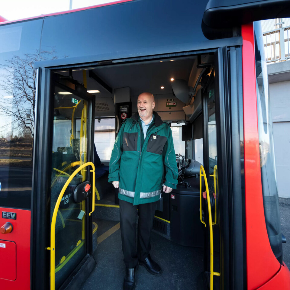 Derfor har bussjåfør Tom sluttet å sjekke om du har billett