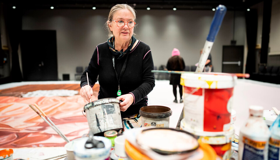 RIKTIG BLANDING: Teatermaler Toril Skipnes fra Trøndelag teater har nesten 46 år bak seg i yrket. Evnen til å lese farger og blande dem riktig før penselstrøkene skal males, er en viktig egenskap for å få fram motiver som skal betraktes fra avstand. RIKTIG BLANDING: Teatermaler Toril Skipnes fra Trøndelag teater har nesten 46 år bak seg i yrket. Evnen til å lese farger og blande dem riktig før penselstrøkene skal males, er en viktig egenskap for å få fram motiver som skal betraktes fra avstand.