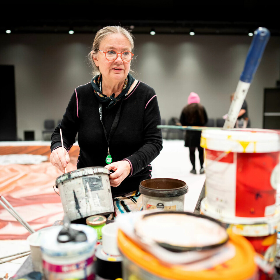 RIKTIG BLANDING: Teatermaler Toril Skipnes fra Trøndelag teater har nesten 46 år bak seg i yrket. Evnen til å lese farger og blande dem riktig før penselstrøkene skal males, er en viktig egenskap for å få fram motiver som skal betraktes fra avstand. RIKTIG BLANDING: Teatermaler Toril Skipnes fra Trøndelag teater har nesten 46 år bak seg i yrket. Evnen til å lese farger og blande dem riktig før penselstrøkene skal males, er en viktig egenskap for å få fram motiver som skal betraktes fra avstand.
