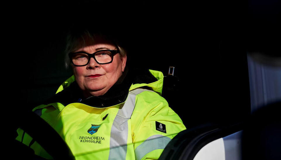 LIKE GOD SOM DE ANDRE: Sjåfør på produksjonskjøkkenet i Trondheim kommune, Ellen Nilsen, er klar for å kjøre ut mat. At hun er hørselshemmet hindrer henne ikke i å gjøre en like god jobb som de andre sjåførene. LIKE GOD SOM DE ANDRE: Sjåfør på produksjonskjøkkenet i Trondheim kommune, Ellen Nilsen, er klar for å kjøre ut mat. At hun er hørselshemmet hindrer henne ikke i å gjøre en like god jobb som de andre sjåførene.