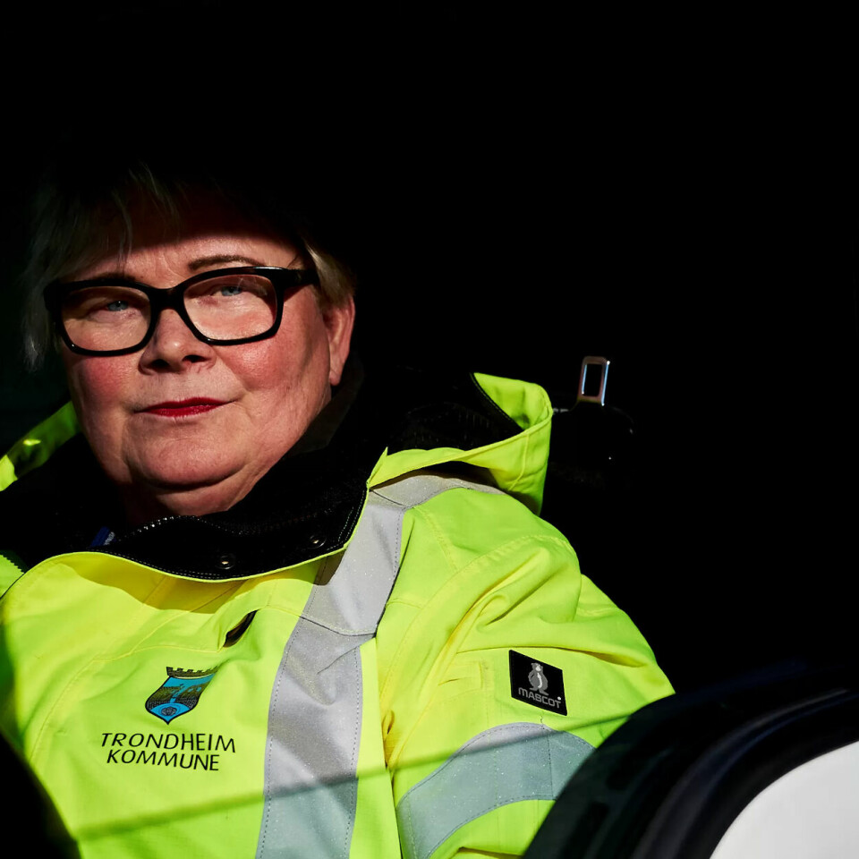 LIKE GOD SOM DE ANDRE: Sjåfør på produksjonskjøkkenet i Trondheim kommune, Ellen Nilsen, er klar for å kjøre ut mat. At hun er hørselshemmet hindrer henne ikke i å gjøre en like god jobb som de andre sjåførene. LIKE GOD SOM DE ANDRE: Sjåfør på produksjonskjøkkenet i Trondheim kommune, Ellen Nilsen, er klar for å kjøre ut mat. At hun er hørselshemmet hindrer henne ikke i å gjøre en like god jobb som de andre sjåførene.