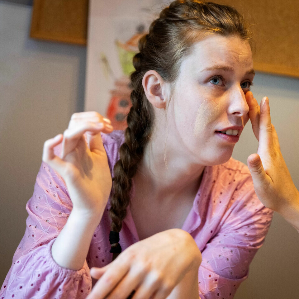 FORNØYD: Linnea Skarderud får på sminke, og også vernepleierkonsulent Tonje Stordal Hauge er fornøyd med utsiktene til mindre tid på kontoret for å planlegge turnus. FORNØYD: Linnea Skarderud får på sminke, og også vernepleierkonsulent Tonje Stordal Hauge er fornøyd med utsiktene til mindre tid på kontoret for å planlegge turnus.