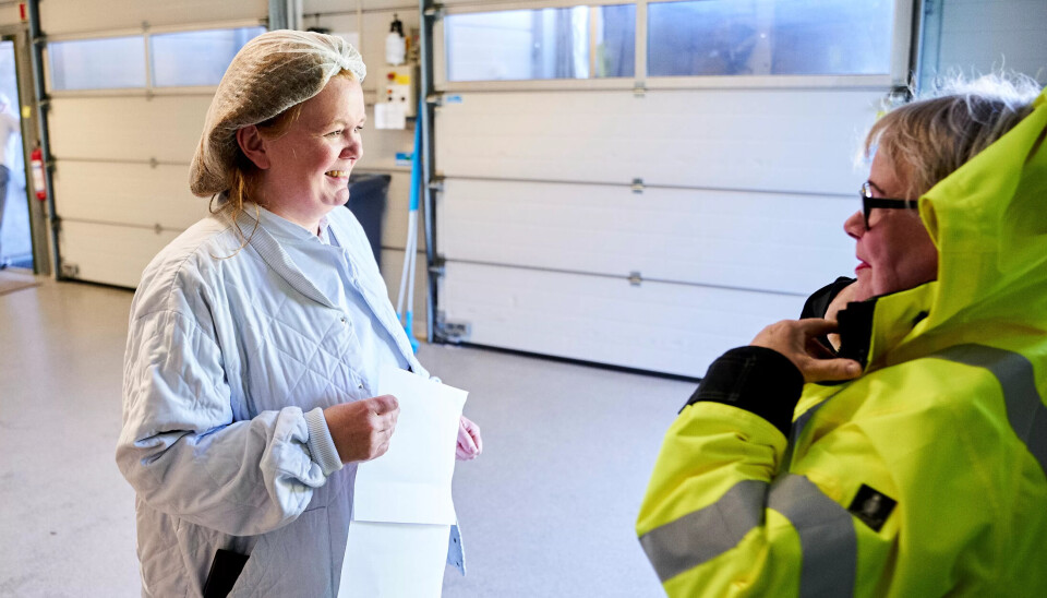 ALLE HAR RETT PÅ JOBB: Monica Øyangen, avdelingsleder transport på produksjonskjøkkenet, innrømmer at de lurte på om det ville gå bra å ansette hørselhemmede Ellen Nilsen. Konklusjonen er at det går strålende. ALLE HAR RETT PÅ JOBB: Monica Øyangen, avdelingsleder transport på produksjonskjøkkenet, innrømmer at de lurte på om det ville gå bra å ansette hørselhemmede Ellen Nilsen. Konklusjonen er at det går strålende.