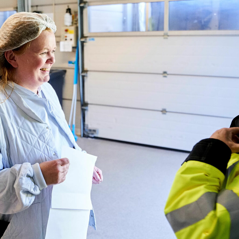 ALLE HAR RETT PÅ JOBB: Monica Øyangen, avdelingsleder transport på produksjonskjøkkenet, innrømmer at de lurte på om det ville gå bra å ansette hørselhemmede Ellen Nilsen. Konklusjonen er at det går strålende. ALLE HAR RETT PÅ JOBB: Monica Øyangen, avdelingsleder transport på produksjonskjøkkenet, innrømmer at de lurte på om det ville gå bra å ansette hørselhemmede Ellen Nilsen. Konklusjonen er at det går strålende.