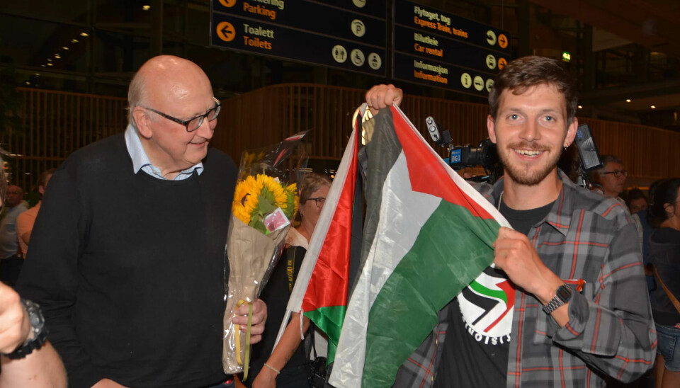 FIKK BANK: Skipper på Kårstein, Herman Reksten, hevder han ble slått flere ganger i hodet av marinesoldatene. Andre skal ha fått elektrosjokk og blitt frastjålet eiendeler. På bildet holder han fram det palestinske flagget på Gardermoen, med leder for Ship to Gaza Norway, Torstein Dahle til venstre. FIKK BANK: Skipper på Kårstein, Herman Reksten, hevder han ble slått flere ganger i hodet av marinesoldatene. Andre skal ha fått elektrosjokk og blitt frastjålet eiendeler. På bildet holder han fram det palestinske flagget på Gardermoen, med leder for Ship to Gaza Norway, Torstein Dahle til venstre.