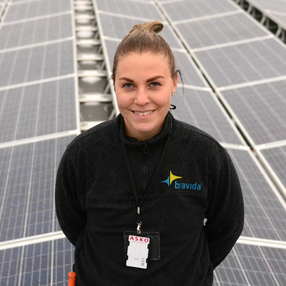 FRAMTIDAS ENERGI: Elektriker Anita Gjersvold har trukket kabler på solcellepaneler. Snekkere installerte panelene. ARKIVFOTO. FRAMTIDAS ENERGI: Elektriker Anita Gjersvold har trukket kabler på solcellepaneler. Snekkere installerte panelene. ARKIVFOTO.
