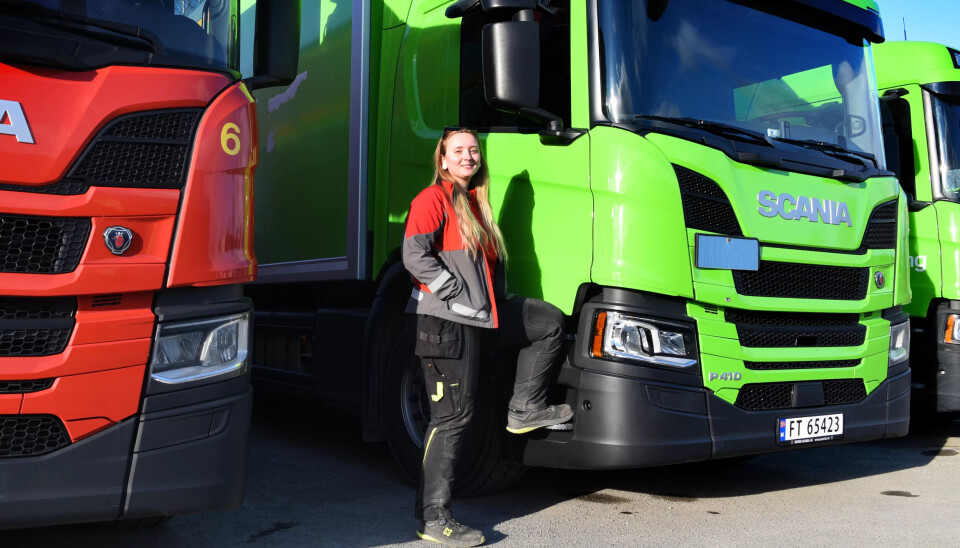 PÅ HAMAR MED FRAKT: Det er store biler Rebecca Husom disponerer. Hun tror ikke utsmykningen av bilene har så mye å si for rekrutteringen, selv om hun synes det er bra med litt ekstra «bling». PÅ HAMAR MED FRAKT: Det er store biler Rebecca Husom disponerer. Hun tror ikke utsmykningen av bilene har så mye å si for rekrutteringen, selv om hun synes det er bra med litt ekstra «bling».