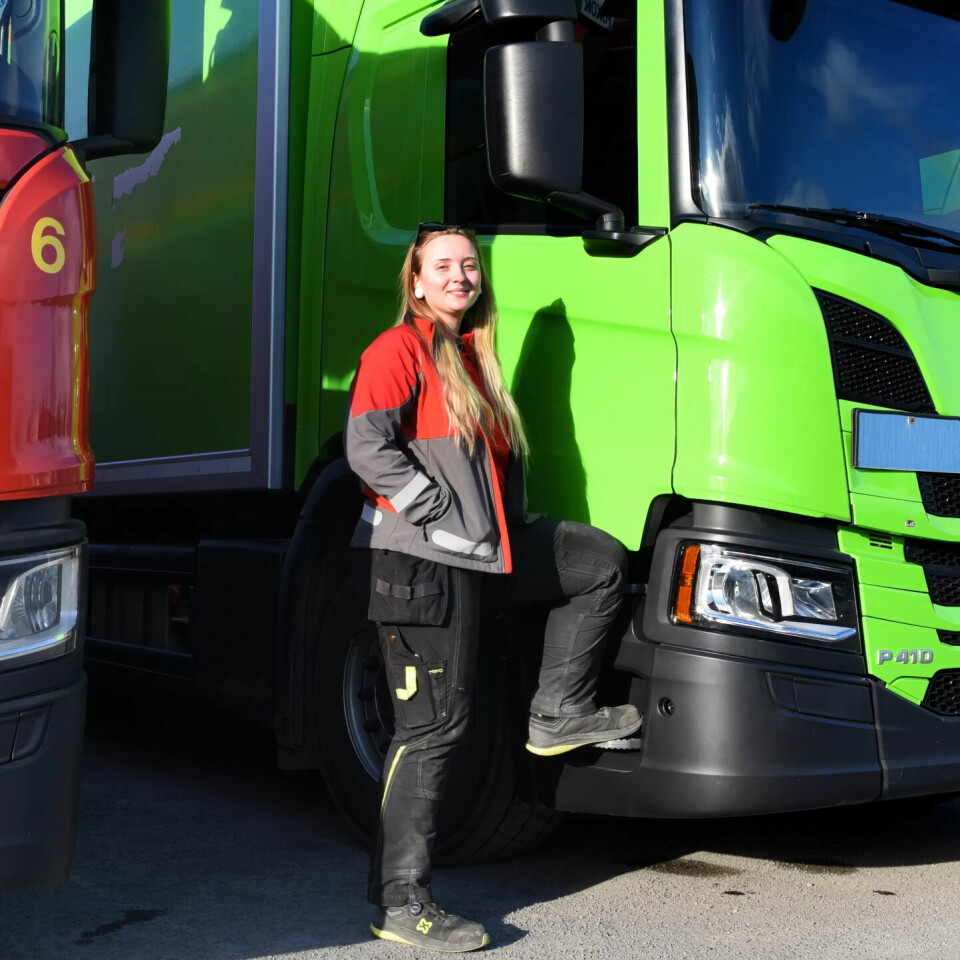 PÅ HAMAR MED FRAKT: Det er store biler Rebecca Husom disponerer. Hun tror ikke utsmykningen av bilene har så mye å si for rekrutteringen, selv om hun synes det er bra med litt ekstra «bling». PÅ HAMAR MED FRAKT: Det er store biler Rebecca Husom disponerer. Hun tror ikke utsmykningen av bilene har så mye å si for rekrutteringen, selv om hun synes det er bra med litt ekstra «bling».