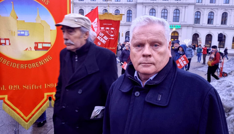 TAUS: Pensjonistforbundets leder Jan Davidsen (t.h.), her fotografert i forbindelse med et fakkeltog mot høye strømpriser tidligere i februar, ønsker ikke å kommentere konflikten. TAUS: Pensjonistforbundets leder Jan Davidsen (t.h.), her fotografert i forbindelse med et fakkeltog mot høye strømpriser tidligere i februar, ønsker ikke å kommentere konflikten.