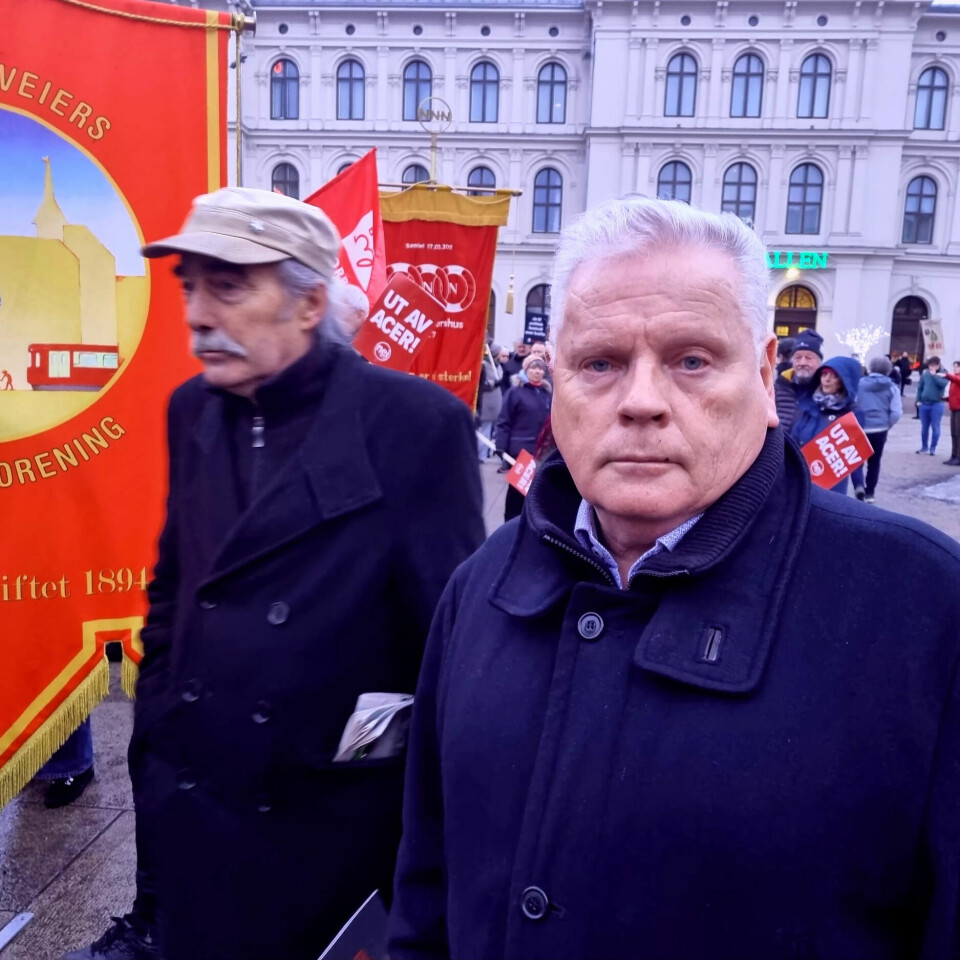 TAUS: Pensjonistforbundets leder Jan Davidsen (t.h.), her fotografert i forbindelse med et fakkeltog mot høye strømpriser tidligere i februar, ønsker ikke å kommentere konflikten. TAUS: Pensjonistforbundets leder Jan Davidsen (t.h.), her fotografert i forbindelse med et fakkeltog mot høye strømpriser tidligere i februar, ønsker ikke å kommentere konflikten.