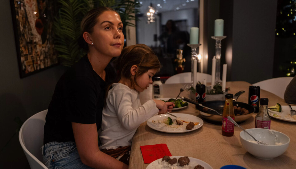 MEST HJEMME: 45 prosent av mødrene oppgir at de er mest hjemme når barna blir syke, viser tall fra YS' Arbeidslivsbarometer. MEST HJEMME: 45 prosent av mødrene oppgir at de er mest hjemme når barna blir syke, viser tall fra YS' Arbeidslivsbarometer.