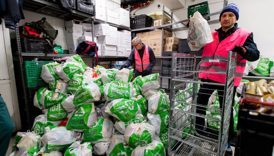 Frivillige ved Fattighuset i Oslo deler ut poser med mat til de som trenger det fredagen før julaften i fjor. Frivillige ved Fattighuset i Oslo deler ut poser med mat til de som trenger det fredagen før julaften i fjor.