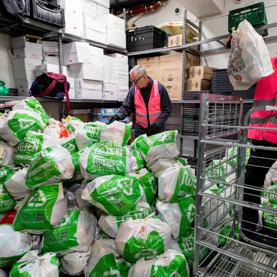 Frivillige ved Fattighuset i Oslo deler ut poser med mat til de som trenger det fredagen før julaften i fjor. Frivillige ved Fattighuset i Oslo deler ut poser med mat til de som trenger det fredagen før julaften i fjor.