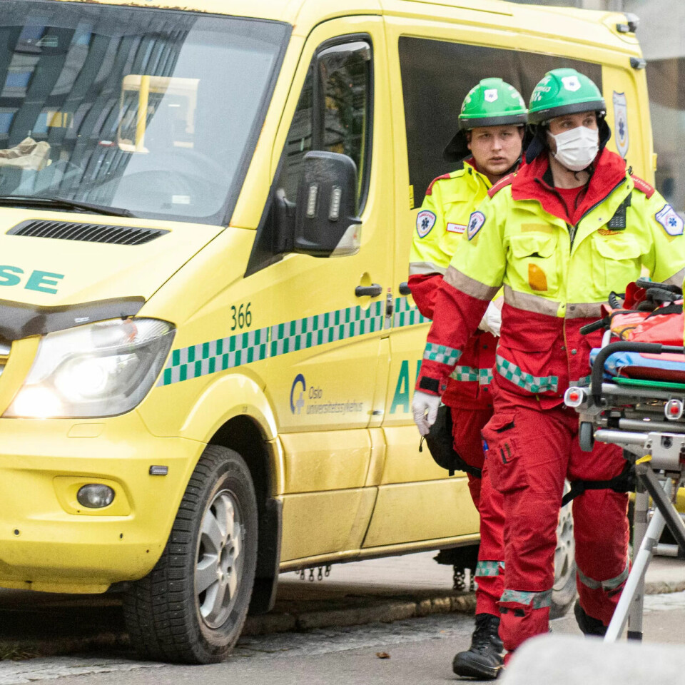 MÅLTALL: For hvert oppdrag måles tiden fra AMK-sentralen mottar telefonen til ambulansen parkerer på hendelsesstedet. Bildet er tatt på en øvelse i Oslo høsten 2021. MÅLTALL: For hvert oppdrag måles tiden fra AMK-sentralen mottar telefonen til ambulansen parkerer på hendelsesstedet. Bildet er tatt på en øvelse i Oslo høsten 2021.