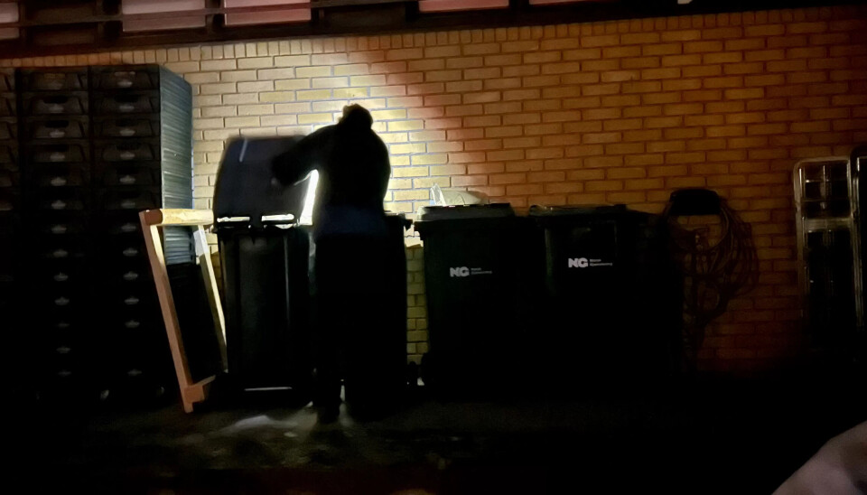 Hele 1 av 5 nordmenn svarte før jul at de var bekymret for om de har råd til å være med på feiringa. Denne kvelden begir vi oss ut på dumpster diving, også kalt søppeldykking. Hele 1 av 5 nordmenn svarte før jul at de var bekymret for om de har råd til å være med på feiringa. Denne kvelden begir vi oss ut på dumpster diving, også kalt søppeldykking.