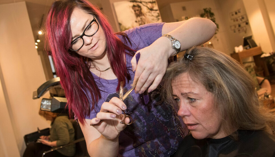 VELVÆREBOBLE: Inne i en frisørsalong er kundene inne i en velværeboble, mens hverdagslivet pulserer på gata utenfor. Elise synes kontakten med ulike mennesker er noe av det fine ved å være frisør. VELVÆREBOBLE: Inne i en frisørsalong er kundene inne i en velværeboble, mens hverdagslivet pulserer på gata utenfor. Elise synes kontakten med ulike mennesker er noe av det fine ved å være frisør.