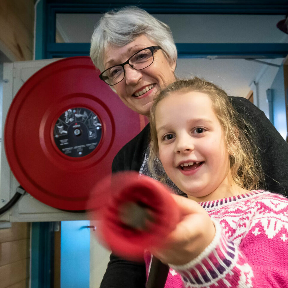 BRANNSLANGETEST: SFO-leder Vanja Karlsson og Sofie på åtte år har kontroll på brannslangen. Den er best til test og de vil helst ikke måtte bruke den på ordentlig. BRANNSLANGETEST: SFO-leder Vanja Karlsson og Sofie på åtte år har kontroll på brannslangen. Den er best til test og de vil helst ikke måtte bruke den på ordentlig.