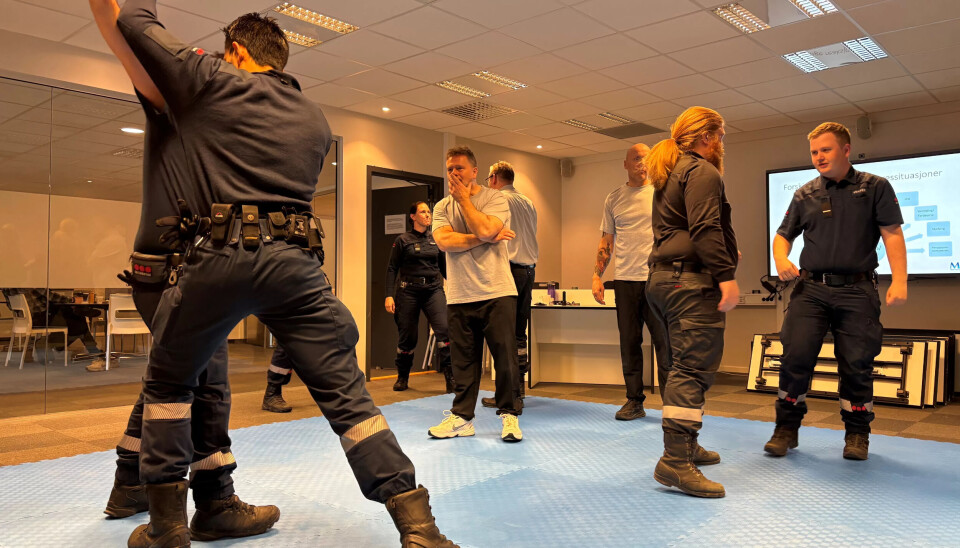 TRENER: Vekterne trener på å håndtere truende situasjoner. TRENER: Vekterne trener på å håndtere truende situasjoner.