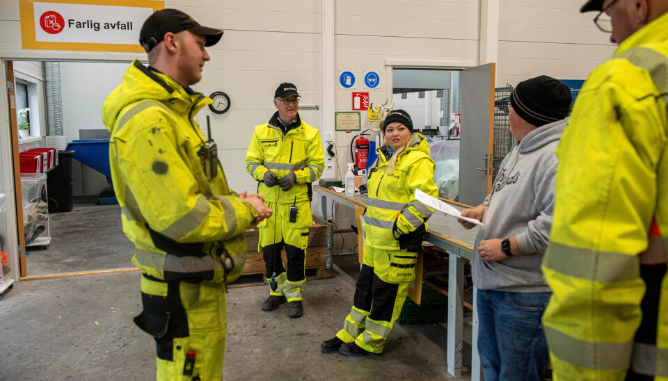PAUSEPRAT: Lærling Sander Bye Jensen (t.v.), driftsoperatører Geir Bjørnsletten og Nina Engbakken og lærling Emil Bakkestuen slår av en prat i EE-mottaket. Det siste året har de måttet lære seg å se forskjell på søppel og designobjekter fra tidligere årtier, ettersom det er de som skal velge ut hva som går til gjenbruksbutikkene. PAUSEPRAT: Lærling Sander Bye Jensen (t.v.), driftsoperatører Geir Bjørnsletten og Nina Engbakken og lærling Emil Bakkestuen slår av en prat i EE-mottaket. Det siste året har de måttet lære seg å se forskjell på søppel og designobjekter fra tidligere årtier, ettersom det er de som skal velge ut hva som går til gjenbruksbutikkene.