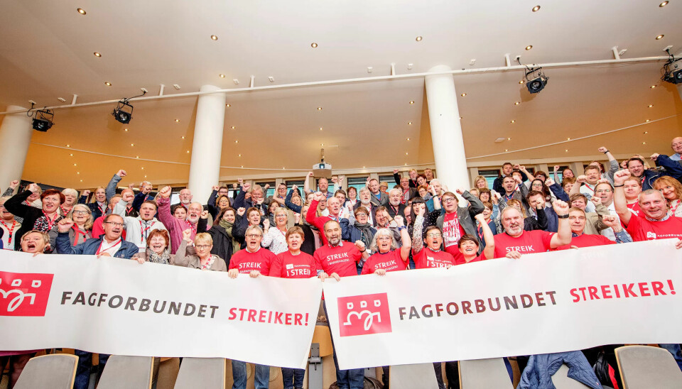 STØTTE: Fagforbundets delegasjon på LO-kongressen iførte seg streikeutsyr onsdag morgen, for å markere støtte til de barnehageansatte som streiker i Bergen. STØTTE: Fagforbundets delegasjon på LO-kongressen iførte seg streikeutsyr onsdag morgen, for å markere støtte til de barnehageansatte som streiker i Bergen.