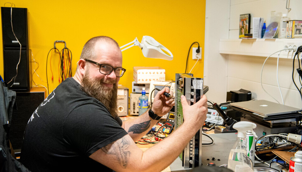 ELEKTRISK: Etter å ha reparert mobiler og nettbrett i Hamar i over ti år, har Rune Moen startet sitt eget verksted i hjørnet på lageret på Kretsløpsparken. Bak den gulmalte veggen ligger butikken, med elektronikk på rekke og rad, klar til et nytt liv i noens hjem. ELEKTRISK: Etter å ha reparert mobiler og nettbrett i Hamar i over ti år, har Rune Moen startet sitt eget verksted i hjørnet på lageret på Kretsløpsparken. Bak den gulmalte veggen ligger butikken, med elektronikk på rekke og rad, klar til et nytt liv i noens hjem.