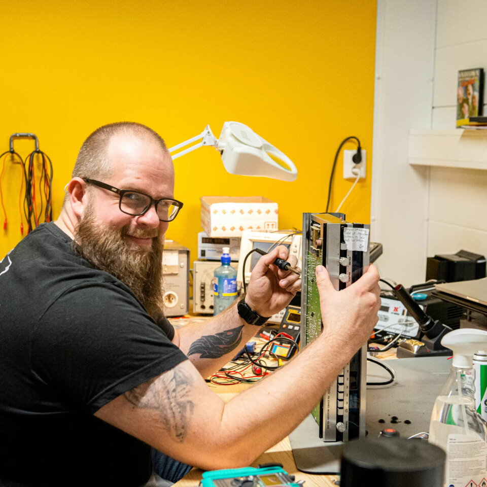 ELEKTRISK: Etter å ha reparert mobiler og nettbrett i Hamar i over ti år, har Rune Moen startet sitt eget verksted i hjørnet på lageret på Kretsløpsparken. Bak den gulmalte veggen ligger butikken, med elektronikk på rekke og rad, klar til et nytt liv i noens hjem. ELEKTRISK: Etter å ha reparert mobiler og nettbrett i Hamar i over ti år, har Rune Moen startet sitt eget verksted i hjørnet på lageret på Kretsløpsparken. Bak den gulmalte veggen ligger butikken, med elektronikk på rekke og rad, klar til et nytt liv i noens hjem.