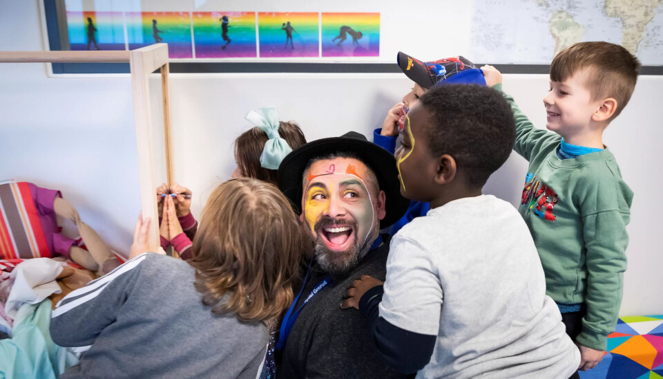 GOD STEMNING: Barna lar seg lett rive med når pedagogisk leder i Grorud idrettsbarnehage, Jorge Roberto Navarro Fica, forteller. GOD STEMNING: Barna lar seg lett rive med når pedagogisk leder i Grorud idrettsbarnehage, Jorge Roberto Navarro Fica, forteller.