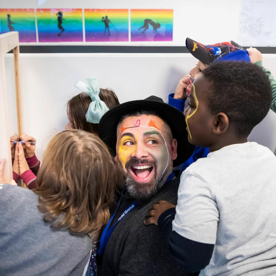 GOD STEMNING: Barna lar seg lett rive med når pedagogisk leder i Grorud idrettsbarnehage, Jorge Roberto Navarro Fica, forteller. GOD STEMNING: Barna lar seg lett rive med når pedagogisk leder i Grorud idrettsbarnehage, Jorge Roberto Navarro Fica, forteller.