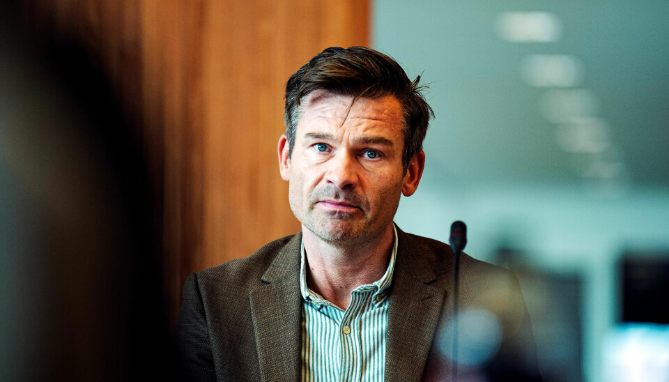 En av årsakene til at sykefraværet er høyere i Norge enn i andre land, er at mange med risiko for å bli syke er i jobb her i landet, mener Roger Bjørnstad. En av årsakene til at sykefraværet er høyere i Norge enn i andre land, er at mange med risiko for å bli syke er i jobb her i landet, mener Roger Bjørnstad.