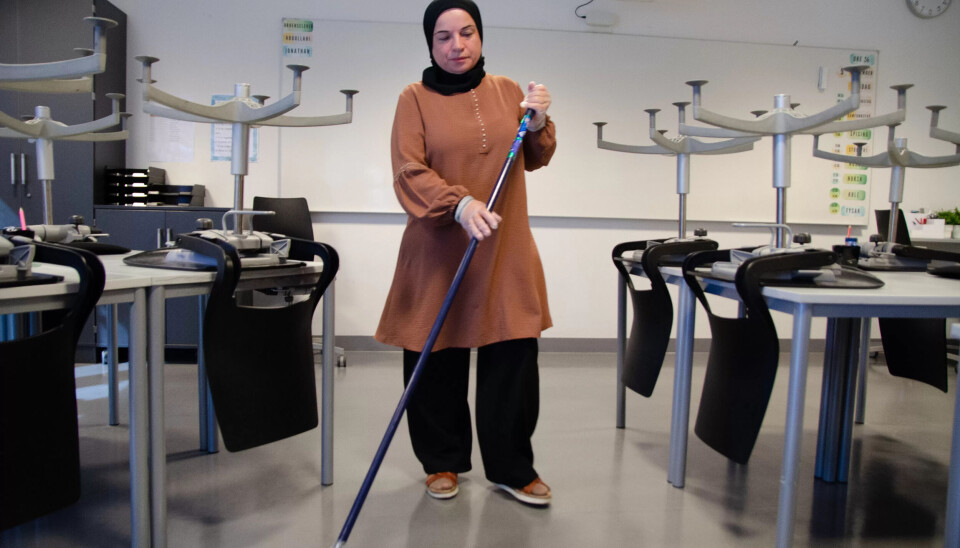 Siste hånd på verket når Behare Memeti gjør reint klasserommet, er å tørke over gulvet. Siste hånd på verket når Behare Memeti gjør reint klasserommet, er å tørke over gulvet.