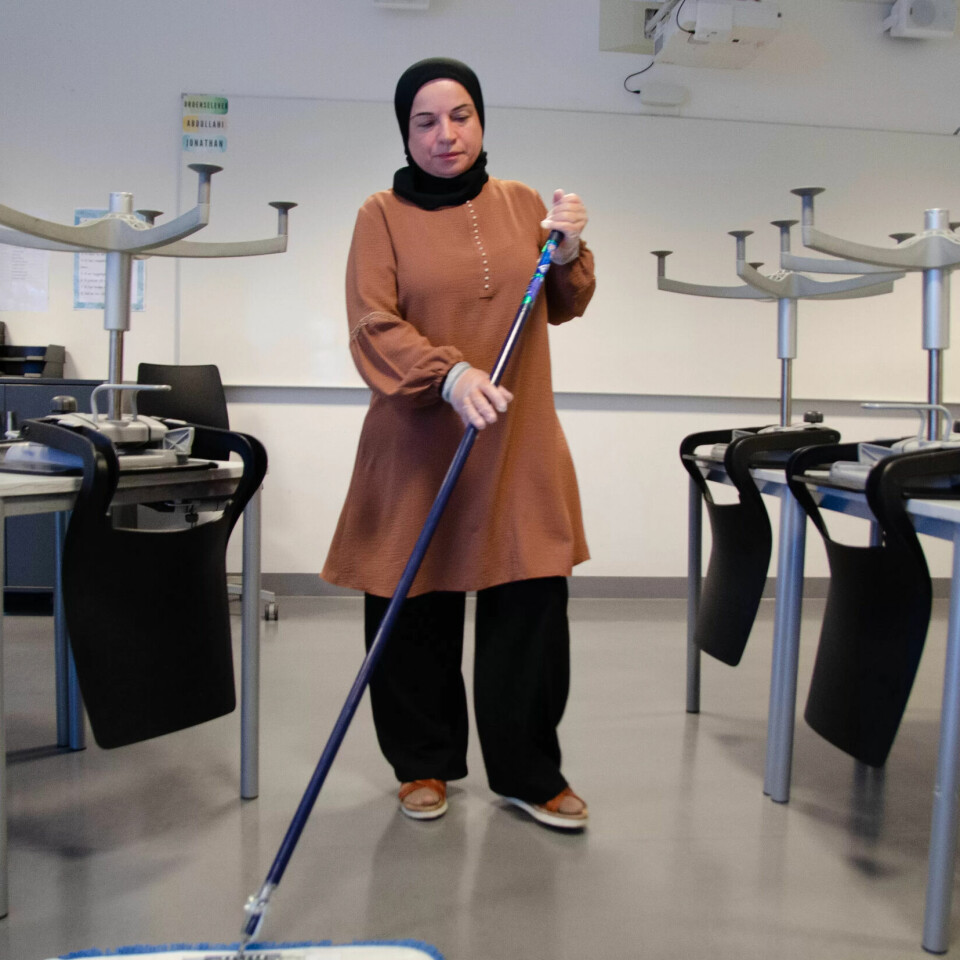 Siste hånd på verket når Behare Memeti gjør reint klasserommet, er å tørke over gulvet. Siste hånd på verket når Behare Memeti gjør reint klasserommet, er å tørke over gulvet.