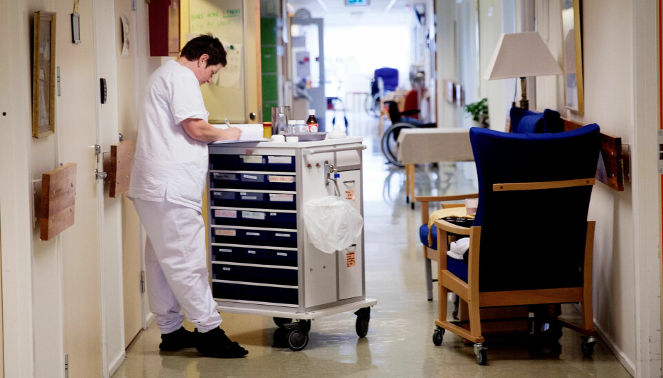 KVINNELØNN: Kvinnelige helsefagarbeidere tjener i gjennomsnitt mer enn menn i samme yrke. Men mannsdominerte yrker ligger fortsatt høyere enn kvinnedominerte yrker når det gjelder lønn. KVINNELØNN: Kvinnelige helsefagarbeidere tjener i gjennomsnitt mer enn menn i samme yrke. Men mannsdominerte yrker ligger fortsatt høyere enn kvinnedominerte yrker når det gjelder lønn.