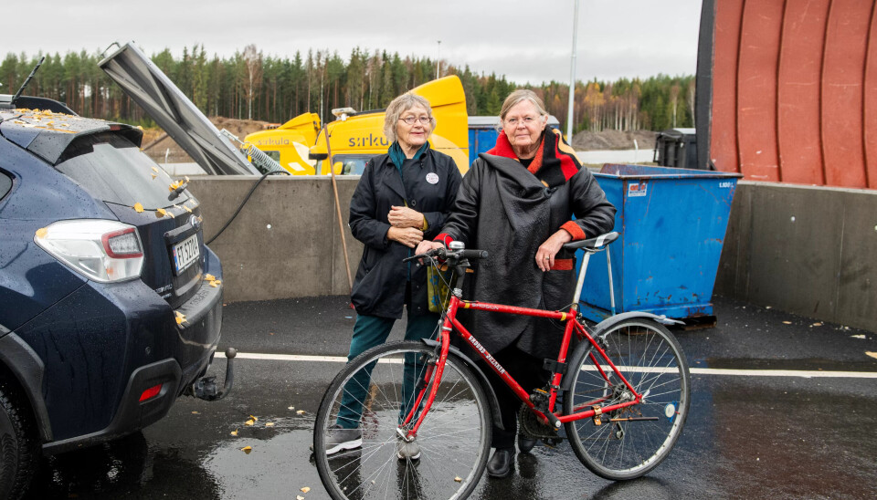 IKKE ELEKTRISK: – Det var en student som bodde hos oss. Han satte igjen denne sykkelen da han dro. Nå har jeg fått meg elsykkel, så jeg må rydde litt plass, sier Anne Stenmark. Venninnen Inger-Beth Sandham ble med. IKKE ELEKTRISK: – Det var en student som bodde hos oss. Han satte igjen denne sykkelen da han dro. Nå har jeg fått meg elsykkel, så jeg må rydde litt plass, sier Anne Stenmark. Venninnen Inger-Beth Sandham ble med.
