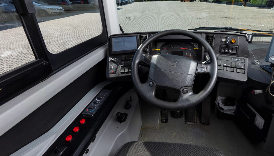 FULL STØTTE: Sjåføren satt seg ned og beveget bussen i to til tre sekunder før samtalen med support ble avsluttet. Vy mente dette ga grunnlag for avskjed. Retten avviser både avskjed og oppsigelse. FULL STØTTE: Sjåføren satt seg ned og beveget bussen i to til tre sekunder før samtalen med support ble avsluttet. Vy mente dette ga grunnlag for avskjed. Retten avviser både avskjed og oppsigelse.