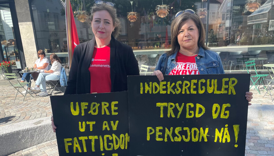 UFØRE: Elisabeth Opsal (t.v) fra Fagforbundet, demonstrerer i Stavanger for økt trygd. UFØRE: Elisabeth Opsal (t.v) fra Fagforbundet, demonstrerer i Stavanger for økt trygd.