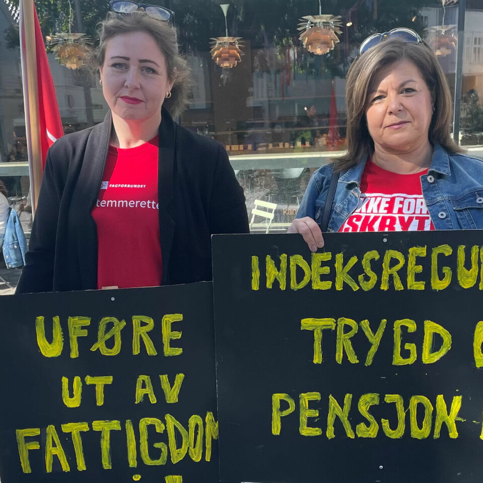 UFØRE: Elisabeth Opsal (t.v) fra Fagforbundet, demonstrerer i Stavanger for økt trygd. UFØRE: Elisabeth Opsal (t.v) fra Fagforbundet, demonstrerer i Stavanger for økt trygd.