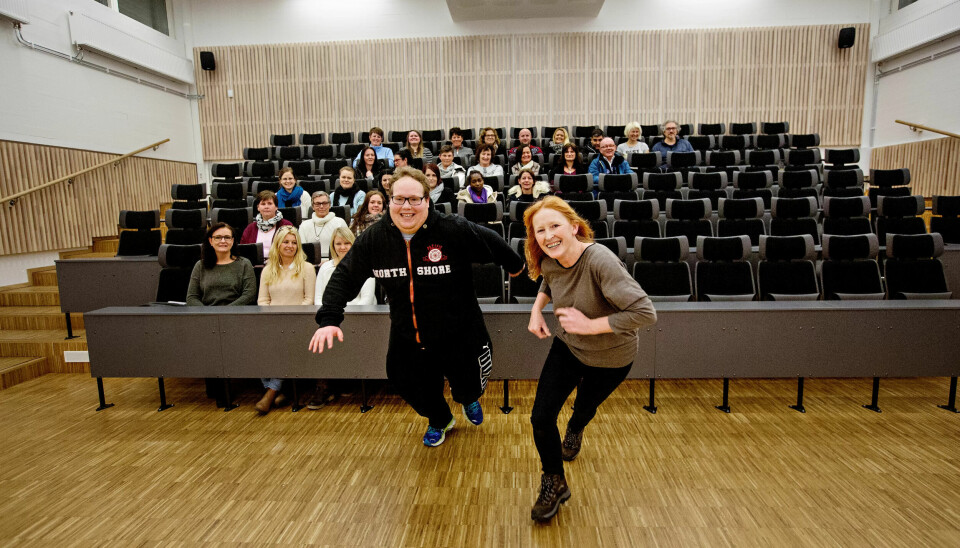 STORTRIVES: Alle har masse kompetanse. Ingen har formell utdanning. Nå sponser Rælingen kommune 44 erfarne medarbeidere så de kan ta fagbrev. STORTRIVES: Alle har masse kompetanse. Ingen har formell utdanning. Nå sponser Rælingen kommune 44 erfarne medarbeidere så de kan ta fagbrev.