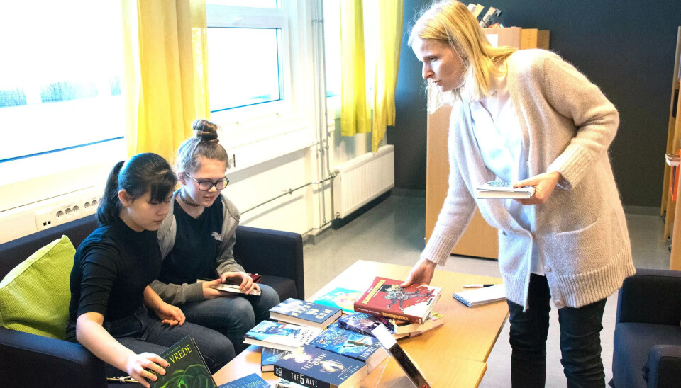 BETRE UTVAL: 9.-klassingane Titti Josefine Nilsen (14) og Amalie Skogstø (14) ønskjer seg lengre opningstider og betre utval på biblioteket ved Håvåsen skule. Til høgre skulebibliotekar Else Margrethe Solbøe. BETRE UTVAL: 9.-klassingane Titti Josefine Nilsen (14) og Amalie Skogstø (14) ønskjer seg lengre opningstider og betre utval på biblioteket ved Håvåsen skule. Til høgre skulebibliotekar Else Margrethe Solbøe.