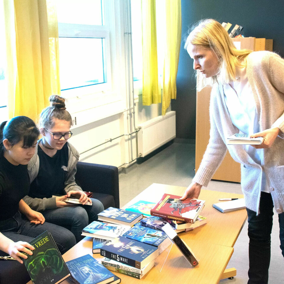 BETRE UTVAL: 9.-klassingane Titti Josefine Nilsen (14) og Amalie Skogstø (14) ønskjer seg lengre opningstider og betre utval på biblioteket ved Håvåsen skule. Til høgre skulebibliotekar Else Margrethe Solbøe. BETRE UTVAL: 9.-klassingane Titti Josefine Nilsen (14) og Amalie Skogstø (14) ønskjer seg lengre opningstider og betre utval på biblioteket ved Håvåsen skule. Til høgre skulebibliotekar Else Margrethe Solbøe.