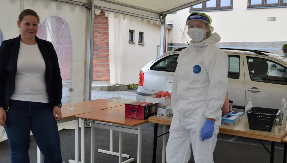 GJENNOMKJØRING: I teltet utenfor gamle Os skole i Halden blir bilister testet. Her er avdelingsleder Madelene Berger sammen med testpersonell Karoline Krogstad og Siv Langøy (bak). De to er for øvrig sykepleier og helsesekretær. GJENNOMKJØRING: I teltet utenfor gamle Os skole i Halden blir bilister testet. Her er avdelingsleder Madelene Berger sammen med testpersonell Karoline Krogstad og Siv Langøy (bak). De to er for øvrig sykepleier og helsesekretær.