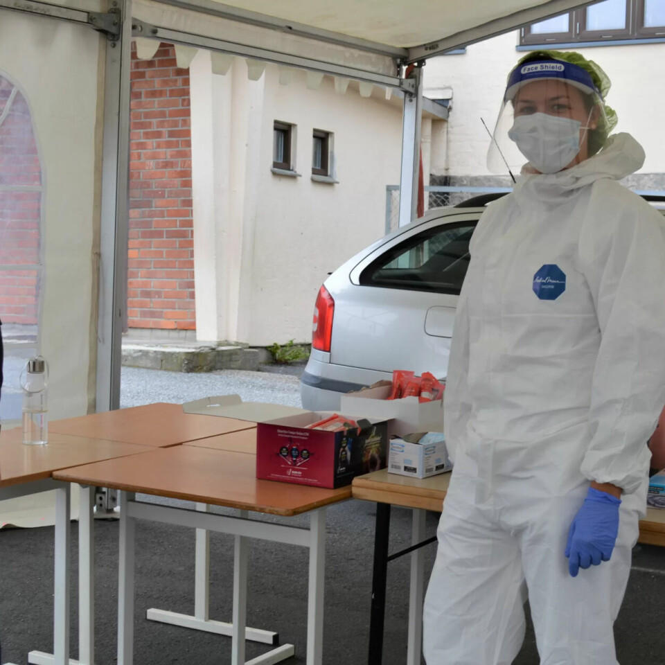 GJENNOMKJØRING: I teltet utenfor gamle Os skole i Halden blir bilister testet. Her er avdelingsleder Madelene Berger sammen med testpersonell Karoline Krogstad og Siv Langøy (bak). De to er for øvrig sykepleier og helsesekretær. GJENNOMKJØRING: I teltet utenfor gamle Os skole i Halden blir bilister testet. Her er avdelingsleder Madelene Berger sammen med testpersonell Karoline Krogstad og Siv Langøy (bak). De to er for øvrig sykepleier og helsesekretær.