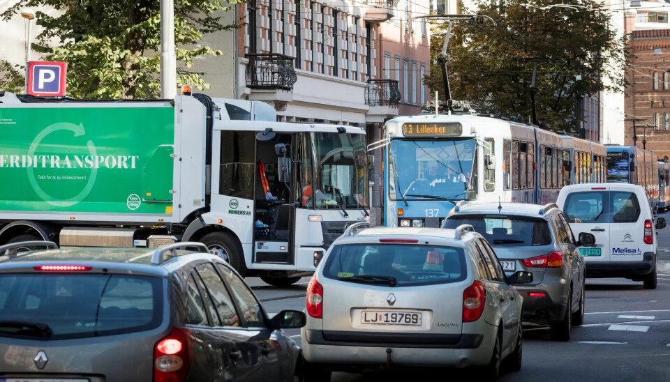 FULL STOPP: Trikkene sto i kø mens stressede renovatører løp fram og tilbake mellom bruksanvisning på nettbrett og styringsknapper. De fleste hadde problemer med mekanismene på de nye bilene. Veireno mener alle har fått korrekt opplæring. FULL STOPP: Trikkene sto i kø mens stressede renovatører løp fram og tilbake mellom bruksanvisning på nettbrett og styringsknapper. De fleste hadde problemer med mekanismene på de nye bilene. Veireno mener alle har fått korrekt opplæring.
