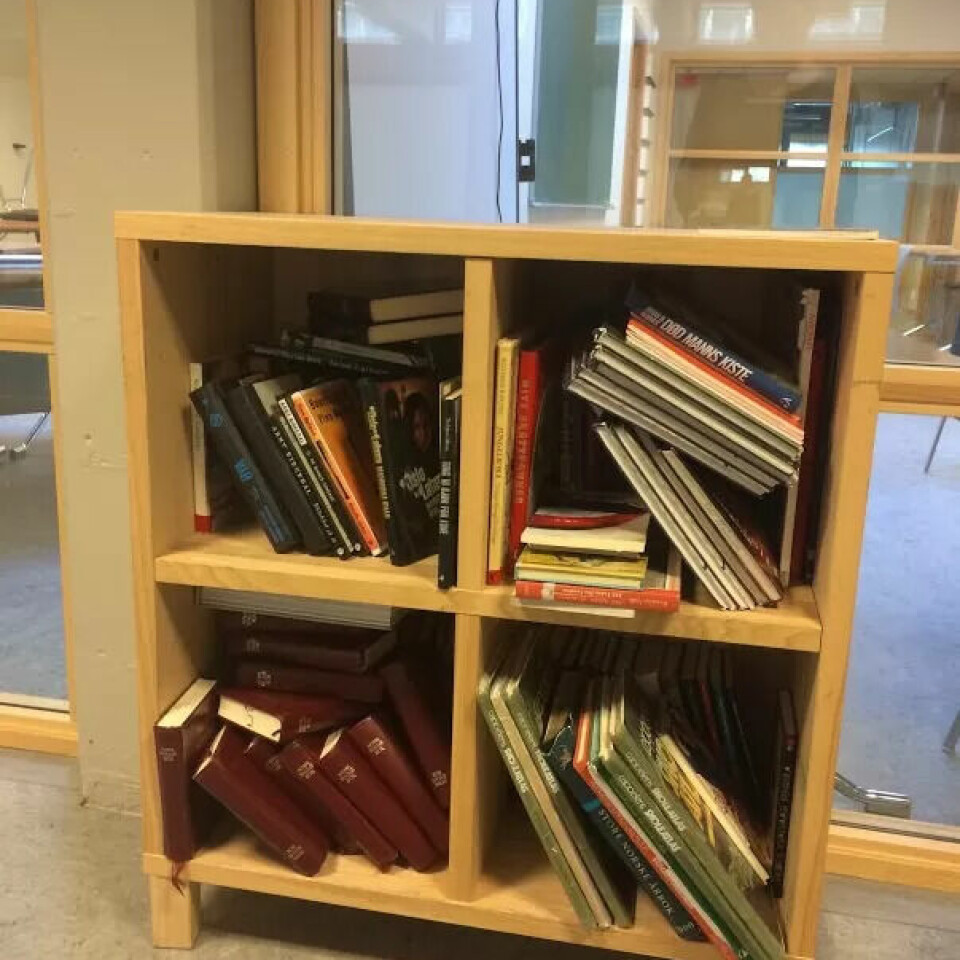 Dette er eit heilt skulebibliotek på ein ikkje namngitt skule. Dette er eit heilt skulebibliotek på ein ikkje namngitt skule.