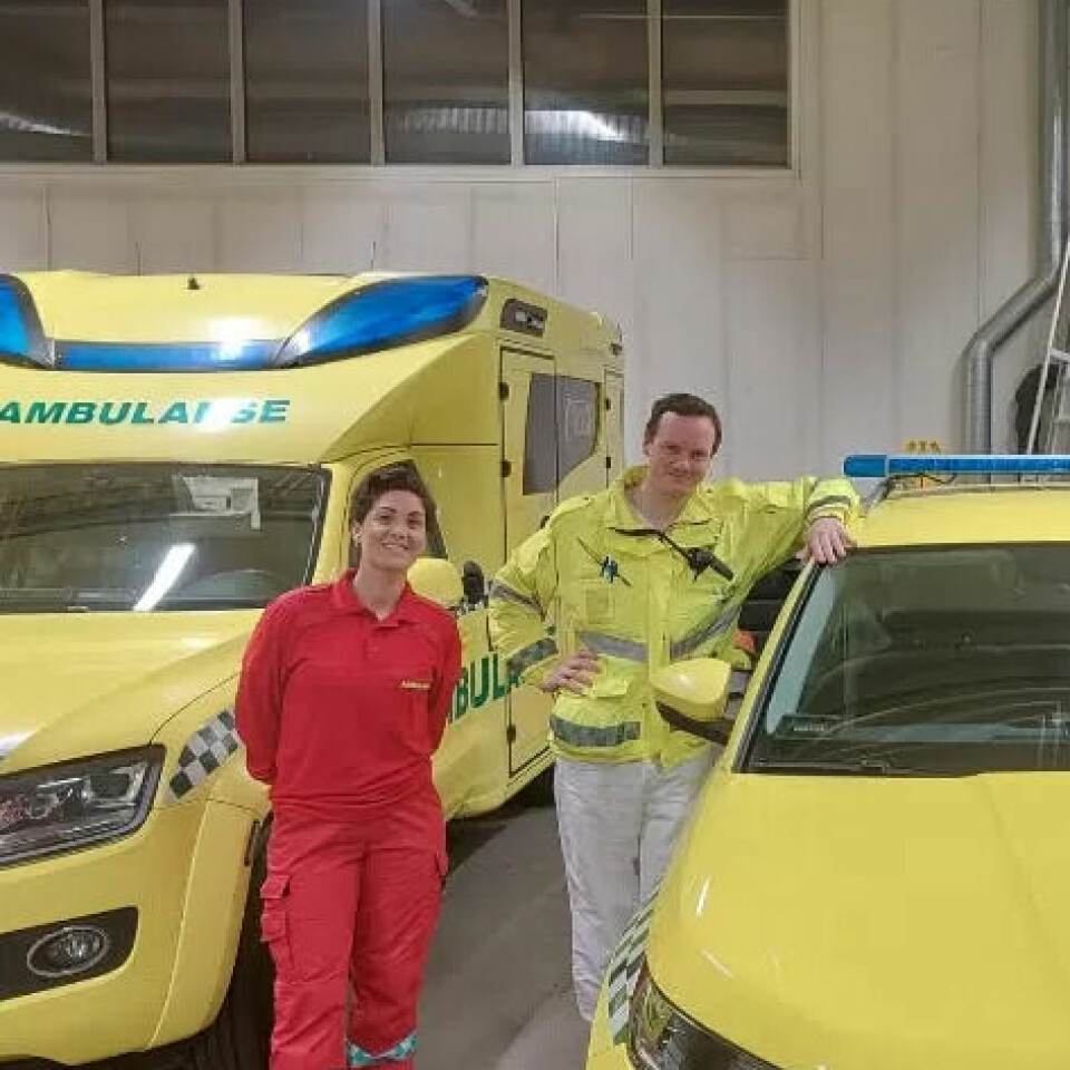 ORIENTERT: Sara Malene Henriksen og lege Martin Grandalen mens hun hospiterte i ambulansen. ORIENTERT: Sara Malene Henriksen og lege Martin Grandalen mens hun hospiterte i ambulansen.